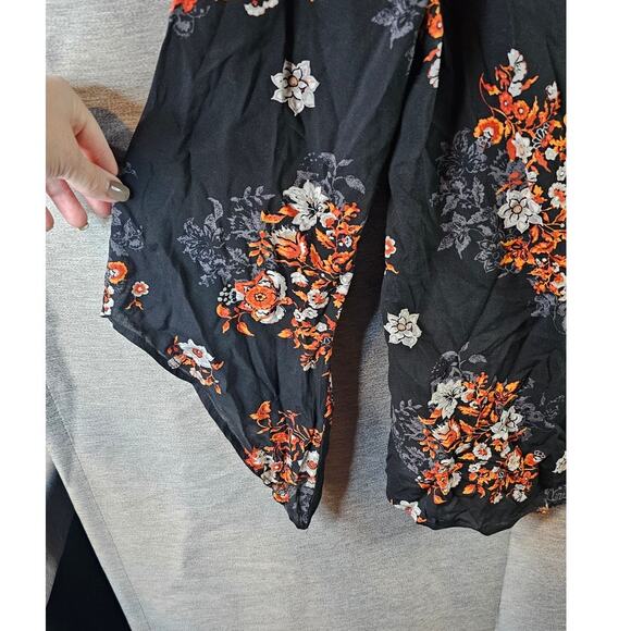 Torrid Womens Floral Print Cross Front Bell Sleeve Challis Blouse Sz 1 Black - Picture 3 of 7